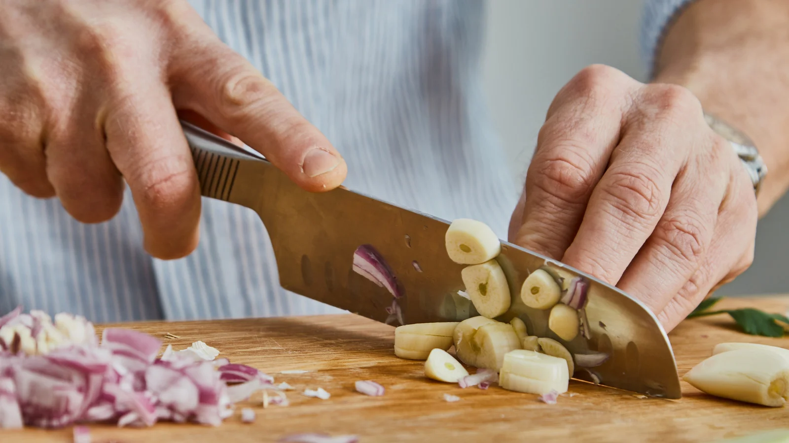 Como tirar odor forte de peixe, alho ou cebola das mãos