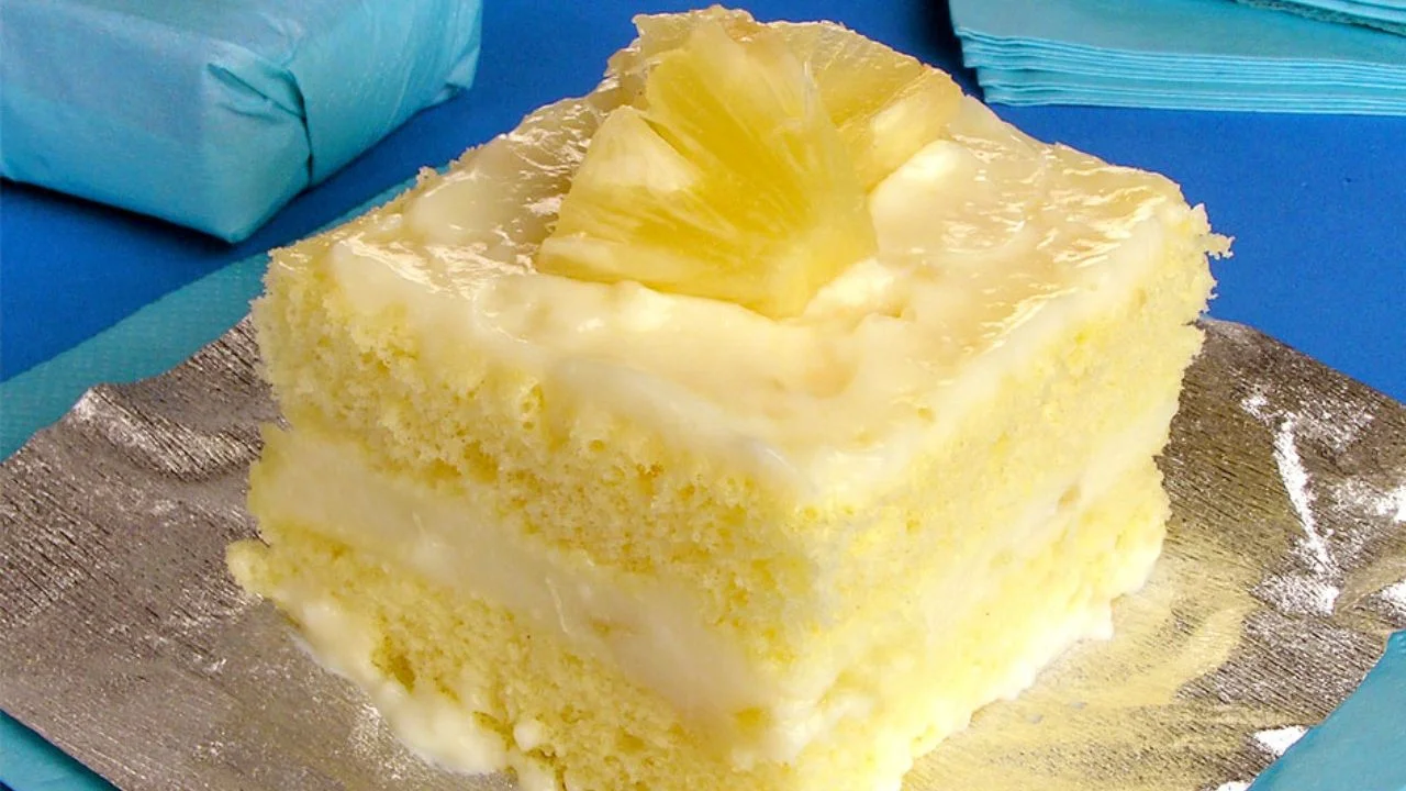 Bolo Gelado de Abacaxi com Coco no Papel Alumínio: Receita Fofinha e Molhadinha