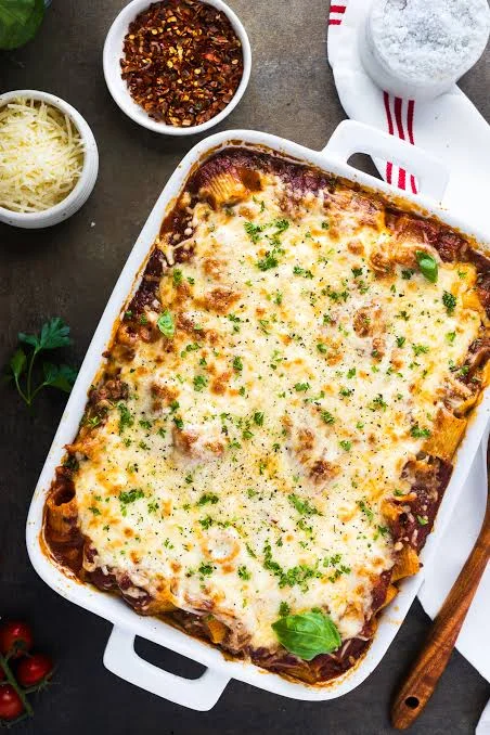 Macarrão com Carne Moída no Forno: Gratinado Fácil de Domingo