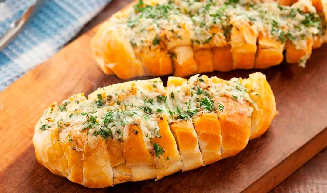 Pão de alho com pão francês: fácil e caseiro